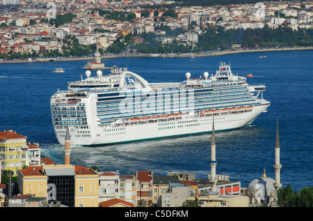 ISTANBUL, TÜRKEI. Ein Kreuzfahrtschiff (die Ruby Princess) verlässt seinen Liegeplatz in Tophane am Bosporus. 2011. Stockfoto