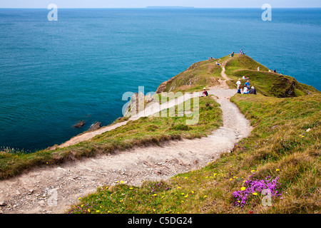Blick auf Baggy Punkt einer Landzunge in der Nähe von Croyde, North Devon, England, UK mit Lundy Island in der Ferne. Stockfoto