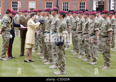 Die Princess Royal händigt Kampagne Medaillen für Soldaten von 216 (Fallschirm) Signal Squadron während einer Zeremonie in London Stockfoto