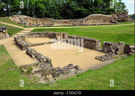 Ruinen einer Norman-Kapelle in Pontefract Castle West Yorkshire UK mit dem Altar am Ende. Stockfoto