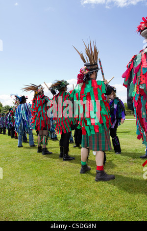 Morris Dancers, Detail und Menschen, Kleidung, Tanz, Feier, Event, Draußen, Straße, Tänzer, Musik, Kostüm, Tänzer, Performance und populärer Musik, Geschichte, Männer, Morris Dancers, mehrfarbig, Musik Festival, Musiker, traditionelle Kleidung, Tanzen, traditionelle Gruppe Display durchführen bei Tutbury Castle Wochenende im Tanz Derbyshire, Großbritannien Stockfoto