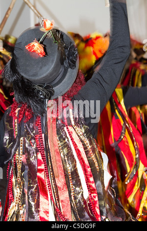 Schwarz konfrontiert Morris Dancers, Detail und Menschen, Kleidung, Tanz, Feier, Event, Draußen, Straße, Tänzer, Musik, Kostüm, Tänzer, Performance und populärer Musik, Geschichte, Männer, Morris Dancers, mehrfarbig, Musik Festival, Musiker, traditionelle Kleidung, Tanzen, traditionelle Gruppe Display durchführen bei Tutbury Castle Wochenende im Tanz Derbyshire, Großbritannien Stockfoto