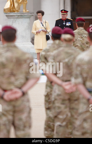 Die Princess Royal händigt Kampagne Medaillen für Soldaten von 216 (Fallschirm) Signal Squadron während einer Zeremonie in London Stockfoto