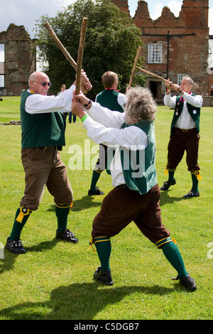 Morris Dancers, Detail und Menschen, Kleidung, Tanz, Feier, Event, Draußen, Straße, Tänzer, Musik, Kostüm, Tänzer, Performance und populärer Musik, Geschichte, Männer, Morris Dancers, mehrfarbig, Musik Festival, Musiker, traditionelle Kleidung, Tanzen, traditionelle Gruppe Display durchführen bei Tutbury Castle Wochenende im Tanz Derbyshire, Großbritannien Stockfoto