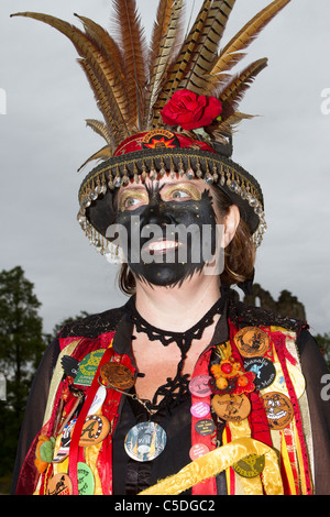 Morris Dancers, Detail und Menschen, Kleidung, Tanz, Feier, Event, Draußen, Straße, Tänzer, Musik, Kostüm, Tänzer, Performance und populärer Musik, Geschichte, Männer, Morris Dancers, mehrfarbig, Musik Festival, Musiker, traditionelle Kleidung, Tanzen, traditionelle Gruppe Display durchführen bei Tutbury Castle Wochenende im Tanz Derbyshire, Großbritannien Stockfoto