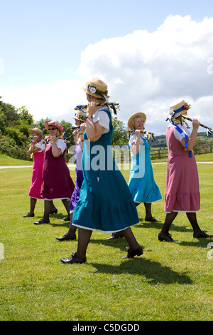 Shrewsbury Lasses; Morris-Tänzerinnen, Detail und Menschen, Kleidung, tanzende Frauen, Feier, Veranstaltung, im Freien, Straßentänzer, Musik, Kostüm, Tänzerin, Performance, Volksmusik, Geschichte, Männer, morris-Tänzer, bunt, Musikfestival, Musiker, Traditionelle Kleidung, Tanz, traditionelle Schaugruppe am Tutbury Castle Weekend of Dance Derbyshire, Großbritannien Stockfoto