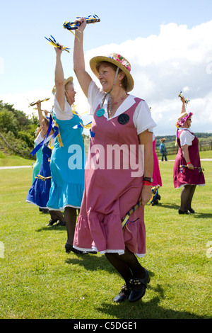 Shrewsbury Lasses; weibliche Morris-Tänzerinnen, Kostümdetails und Menschen, Kleidung, Frauen tanzen, Feier, Veranstaltung, Im Freien, Straßentänzer, Musik, Tänzer, Performance, Volksmusik, Geschichte, Männer, morris-Tänzer, bunt, Musikfestival, Musiker, traditionelle Kleidung, Tanz, traditionelle Schaugruppe am Tutbury Castle Weekend of Dance Derbyshire, Großbritannien Stockfoto