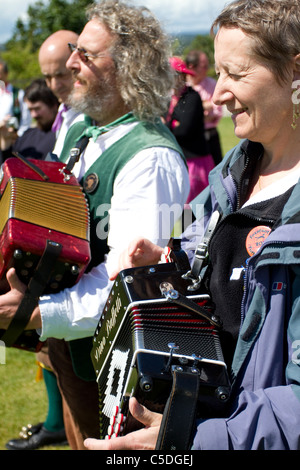 Morris Dancers, Detail und Menschen, erklingt in Tutbury Castle Wochenende Tanz Derbyshire, Großbritannien Stockfoto