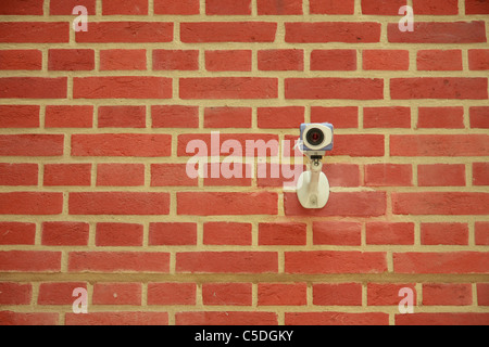 Ziegelwand mit CCTV-Kamera Stockfoto