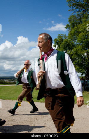 Morris Dancers, Detail und Menschen, Kleidung, Tanz, Feier, Event, Draußen, Straße, Tänzer, Musik, Kostüm, Tänzer, Performance und populärer Musik, Geschichte, Männer, Morris Dancers, mehrfarbig, Musik Festival, Musiker, traditionelle Kleidung, Tanzen, traditionelle Gruppe Display durchführen bei Tutbury Castle Wochenende im Tanz Derbyshire, Großbritannien Stockfoto