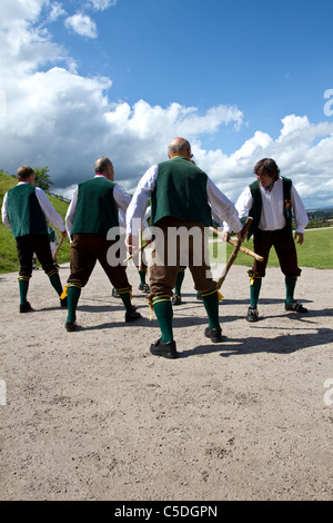 Morris Dancers, Detail und Menschen, Kleidung, Tanz, Feier, Event, Draußen, Straße, Tänzer, Musik, Kostüm, Tänzer, Performance und populärer Musik, Geschichte, Männer, Morris Dancers, mehrfarbig, Musik Festival, Musiker, traditionelle Kleidung, Tanzen, traditionelle Gruppe Display durchführen bei Tutbury Castle Wochenende im Tanz Derbyshire, Großbritannien Stockfoto