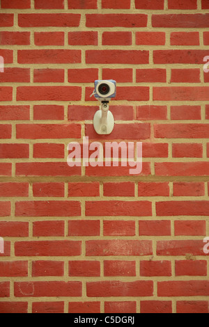 Ziegelwand mit CCTV-Kamera Stockfoto