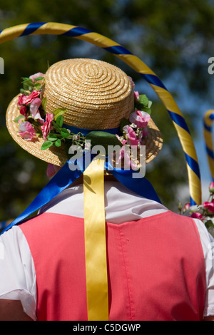 Shrewsbury Lasses; weibliche Morris-Tänzerinnen, Kostümdetails und Menschen, Kleidung, Frauen tanzen, Feier, Veranstaltung, Im Freien, Straßentänzer, Musik, Tänzer, Performance, Volksmusik, Geschichte, Männer, morris-Tänzer, bunt, Musikfestival, Musiker, traditionelle Kleidung, Tanz, traditionelle Schaugruppe am Tutbury Castle Weekend of Dance Derbyshire, Großbritannien Stockfoto