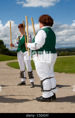 Morris Dancers, Detail und Menschen, erklingt in Tutbury Castle Wochenende Tanz Derbyshire, Großbritannien Stockfoto