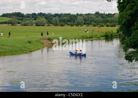 Dedham, North Essex, UK. Kajakfahrer am Fluss Stour. Dedham vale Stockfoto