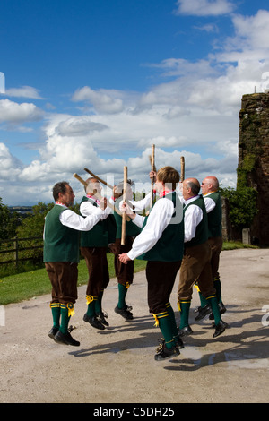 Morris Dancers, Detail und Menschen, Kleidung, Tanz, Feier, Event, Draußen, Straße, Tänzer, Musik, Kostüm, Tänzer, Performance und populärer Musik, Geschichte, Männer, Morris Dancers, mehrfarbig, Musik Festival, Musiker, traditionelle Kleidung, Tanzen, traditionelle Gruppe Display durchführen bei Tutbury Castle Wochenende im Tanz Derbyshire, Großbritannien Stockfoto