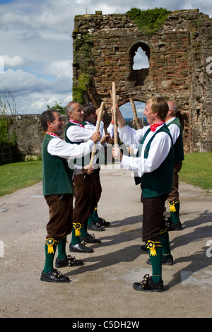 Morris Dancers, Detail und Menschen, Kleidung, Tanz, Feier, Event, Draußen, Straße, Tänzer, Musik, Kostüm, Tänzer, Performance und populärer Musik, Geschichte, Männer, Morris Dancers, mehrfarbig, Musik Festival, Musiker, traditionelle Kleidung, Tanzen, traditionelle Gruppe Display durchführen bei Tutbury Castle Wochenende im Tanz Derbyshire, Großbritannien Stockfoto