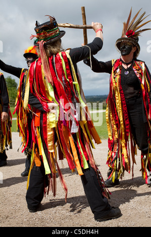 Schwarz konfrontiert Morris Dancers, Morris Dancers, Detail und Menschen, Kleidung, Tanz, Feier, Event, Draußen, Straße, Tänzer, Musik, Kostüm, Tänzer, Performance und populärer Musik, Geschichte, Männer, Morris Dancers, mehrfarbig, Musik Festival, Musiker, traditionelle Kleidung, Tanzen, traditionelle Gruppe Display durchführen bei Tutbury Castle Wochenende im Tanz Derbyshire, Großbritannien Stockfoto