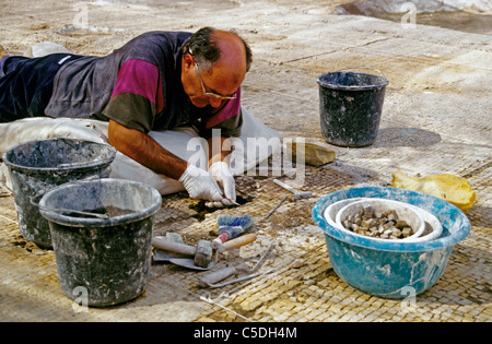 Archäologen arbeiten auf Mosaik gefliesten Boden in Beit She'an antike Stätte im Jordantal Stockfoto