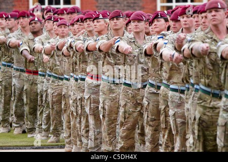 Die Princess Royal händigt Kampagne Medaillen für Soldaten von 216 (Fallschirm) Signal Squadron während einer Zeremonie in London Stockfoto