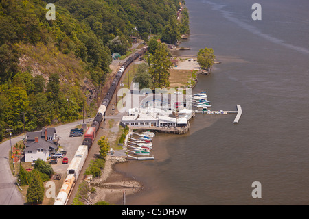 POUGHKEEPSIE, NEW YORK, USA - Güterzug am Westufer des Hudson River. Stockfoto