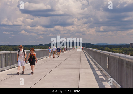 POUGHKEEPSIE, NEW YORK, USA - Menschen am Gehweg über The Hudson State Park, einer umgebauten Eisenbahnbrücke. Stockfoto