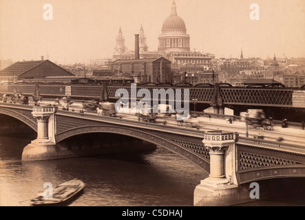 London, England. Die Blackfriars Bridge mit St. Pauls Kathedrale hinter. Stockfoto