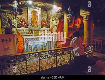 Die Geburtskirche in Bethlehem ist über Höhle auf der rechten Seite gebaut wo Jesus von Nazareth geglaubt wurde, um geboren zu werden Stockfoto