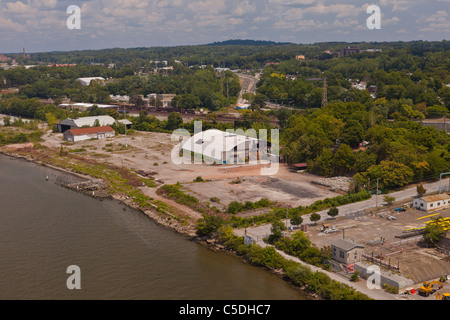 POUGHKEEPSIE, NEW YORK, USA - Luftbild von Brownfield, aufgegeben Gewerbeflächen am Hudson Fluss. Stockfoto