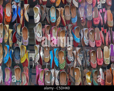 Traditionelle Lederschuhe auf dem Display vor einem Geschäft. Pune, Maharashtra, Indien Stockfoto