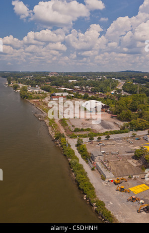 POUGHKEEPSIE, NEW YORK, USA - Luftbild von Brownfield, aufgegeben Gewerbeflächen am Hudson Fluss. Stockfoto