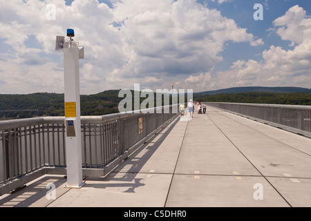 POUGHKEEPSIE, NEW YORK, USA - psychische Gesundheit Notfall-Telefon Turm auf Brücke, Gehweg über Hudson State Park. Stockfoto