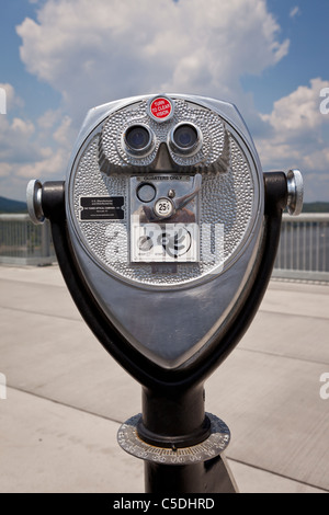 POUGHKEEPSIE, NEW YORK, USA - Münz binokularen Viewer auf Brücke, Gehweg über Hudson State Park. Stockfoto