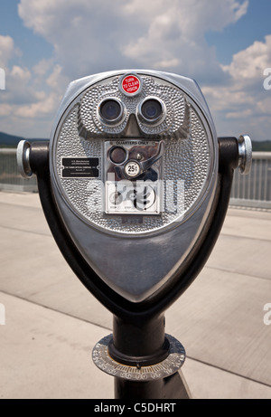 POUGHKEEPSIE, NEW YORK, USA - Münz binokularen Viewer auf Brücke, Gehweg über Hudson State Park. Stockfoto