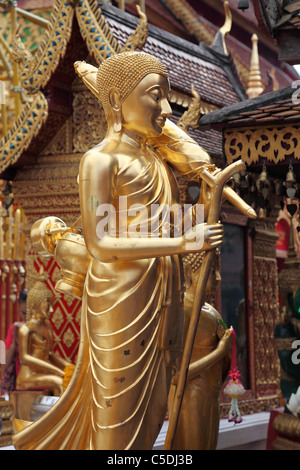 Stehende Buddhafigur am Wat Phrathat Doi Suthep, Chiang Mai, Nordthailand Stockfoto