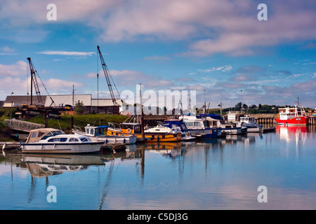 ISLE OF SHEPPEY, Vereinigtes Königreich - 26. JUNI 2011: Am Kai bei Queenborough festgetätete Boote Stockfoto