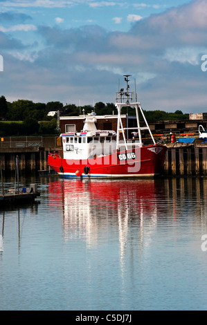 ISLE OF SHEPPEY, Großbritannien - 26. JUNI 2011: Kleines rotes Fischerboot am Kai bei Queenborough Stockfoto