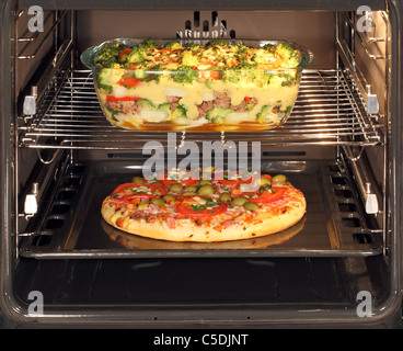Pizza und Auflauf Auflaufform mit Bechamel-Sauce im Ofen. Stockfoto