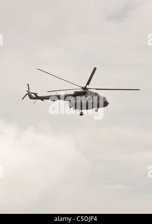 Eine mexikanische Marine Militärhubschrauber Patrouillen der Rio Grande Fluss, wie er vorbei an einer großen mexikanischen Flagge an der US-Grenze fliegt Stockfoto