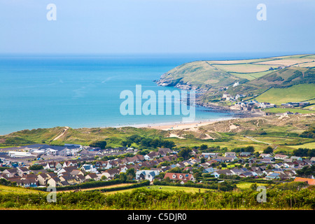 Blick auf Croyde Ortschaft und Bucht in Richtung Baggy Point, North Devon, England, UK Stockfoto