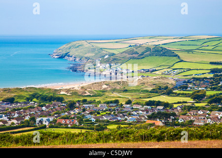 Blick auf Croyde Ortschaft und Bucht in Richtung Baggy Point, North Devon, England, UK Stockfoto
