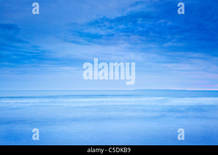 Twilight-Blick auf Lundy Island in der Abenddämmerung entnommen Croyde Bay, North Devon, England, UK Stockfoto