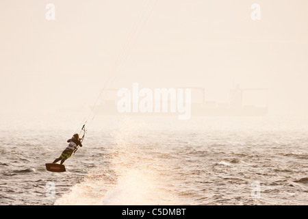 Kiteboarder startet ab dem Kamm der Welle, Gischt fliegen zu senden. Stockfoto