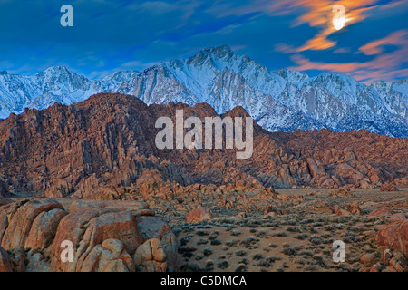 Alabama Hills in der Nähe von Lone Pine, im Hintergrund die Berge der Sierra Nevada, Kalifornien, USA Stockfoto