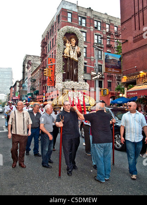 Eine Prozession für das Fest des Heiligen Antonius marschiert durch New York City "Little Italy" in der unteren East Side von Manhattan. Stockfoto