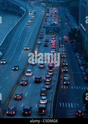 Abend s Feierabendverkehr sichert auf New York Citys FDR Drive auf Manhattans East Side in der Nähe der Brooklyn Bridge. Stockfoto