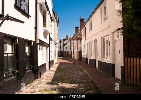 FAVERSHAM, KENT, Großbritannien - 26. JUNI 2011: Blick auf die malerische, gepflasterte Middle Row Stockfoto