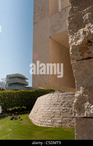 Getty Center Central Garden mit Blick auf das Getty Research Institute Stockfoto