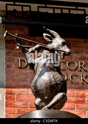 Eine Rohre spielen Ziege Statue führt zu Musik auf die Delacorte Musik Uhr im Central Park Zoo, New York City aufgenommen. Stockfoto