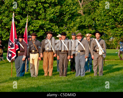 Bürgerkrieg Reenactors in historischen Uniformen treffen sich am Green-Wood Cemetery in Brooklyn, New York, zum Volkstrauertag Gedenken an. Stockfoto